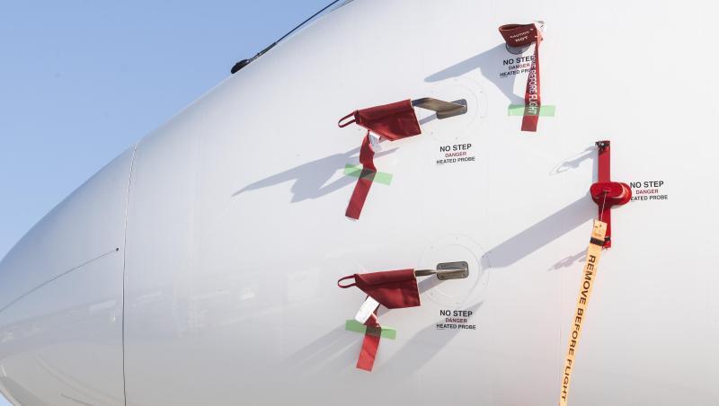 Bänder mit der Aufschrift "Remove Before Flight" (dt. Vor dem Flug entfernen) sind an einem Flugzeug der Schweizer Fluggesellschaft Swiss befestigt.