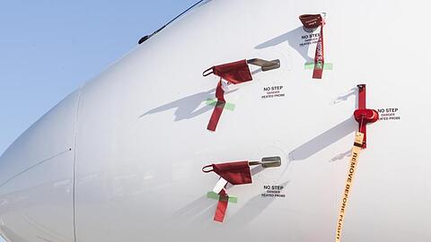 Bänder mit der Aufschrift "Remove Before Flight" (dt. Vor dem Flug entfernen) sind an einem Flugzeug der Schweizer Fluggesellschaft Swiss befestigt.
