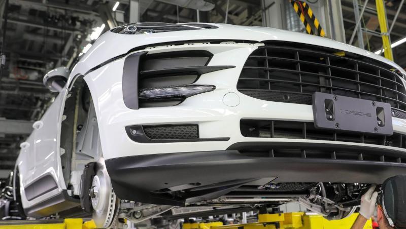 Ein Mitarbeiter arbeitet in der Montage an einem Porsche Macan im Werk Leipzig. Ein Mitarbeiter arbeitet in der Montage an einem Porsche Macan im Werk Leipzig.
