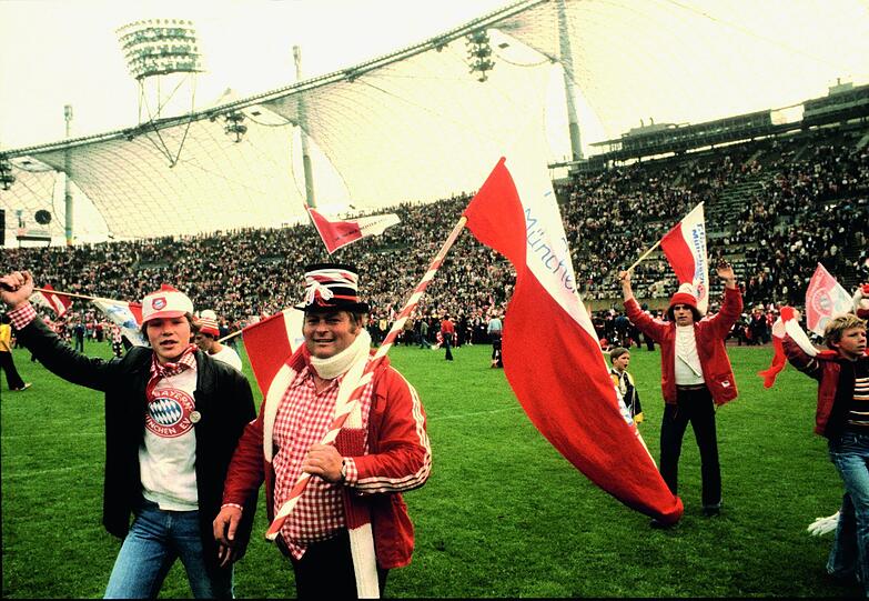 Da kann man auch mal auf den Rasen stürmen: Fans im Olympiastadion nach dem Gewinn der Deutschen Meisterschaft 1980 beim Saisonfinale gegen Eintracht Braunschweig.