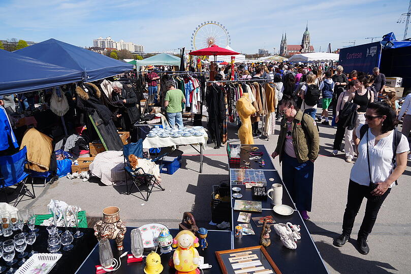 Bei schönstem Wetter stöbern Flohmarkt-Fans und Schnäppchenjäger auf der Theresienwiese.