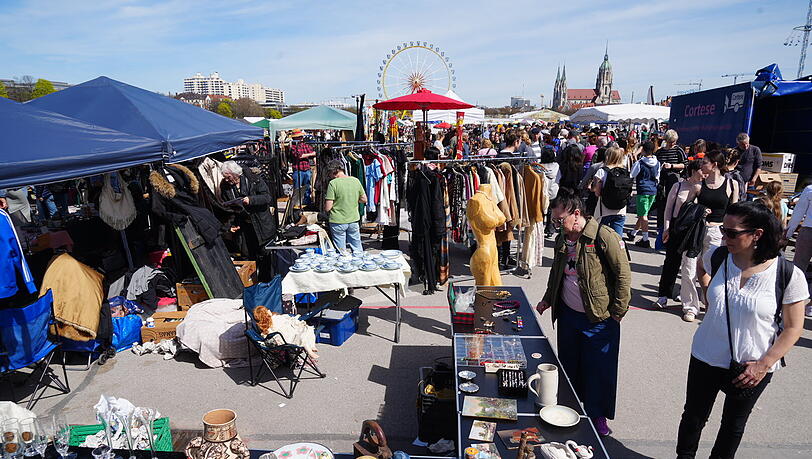Bei schönstem Wetter stöbern Flohmarkt-Fans und Schnäppchenjäger auf der Theresienwiese. Bei schönstem Wetter stöbern Flohmarkt-Fans und Schnäppchenjäger auf der Theresienwiese.