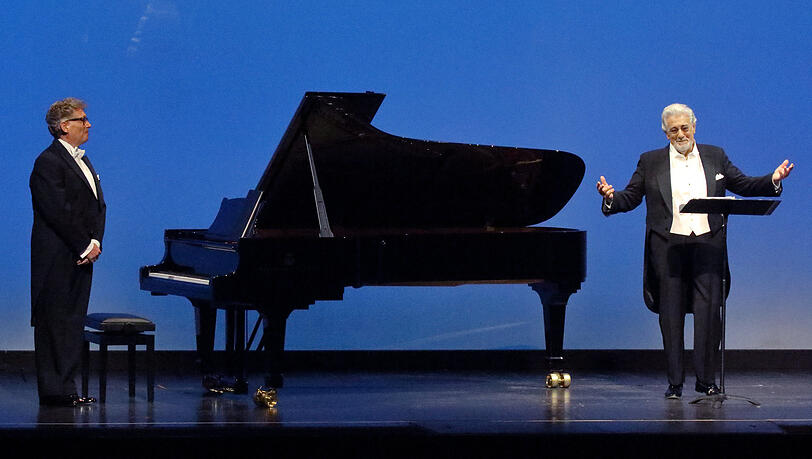 Sänger und Pianist: Plácido Domingo mit James Vaughan. Sänger und Pianist: Plácido Domingo mit James Vaughan.