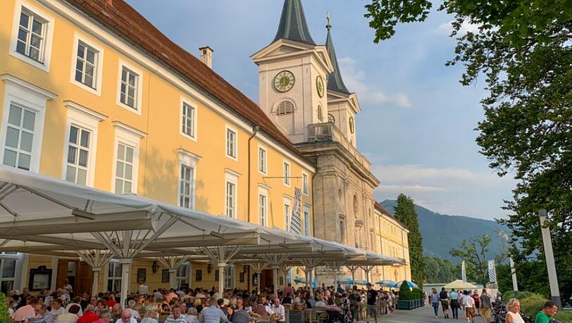 Das Bräustüberl am Tegernsee, direkt neben der Kirche St. Quirinus.