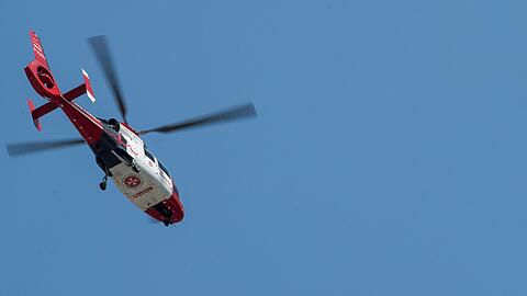 Mit lebensgef&auml;hrlichen Verletzungen wurde der 14-j&auml;hrige E-Scooter-Fahrer in eine Klinik geflogen. (Symbolbild)