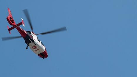 Mit lebensgef&auml;hrlichen Verletzungen wurde der 14-j&auml;hrige E-Scooter-Fahrer in eine Klinik geflogen. (Symbolbild)