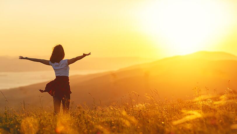 Seit Anbeginn der Zeit orientiert sich das menschliche wie auch tierische Leben auf unserem Planeten am Licht der Sonne und dem Lauf von Tag und Nacht. Kein Wunder also, dass die Sonne auch einen großen Einfluss auf den "Zirkadianen Rhythmus" hat: Leben wir im Einklang mit unserer inneren Uhr, fühlen wir uns vitaler und gesünder. Die Galerie zeigt, worauf es ankommt. Seit Anbeginn der Zeit orientiert sich das menschliche wie auch tierische Leben auf unserem Planeten am Licht der Sonne und dem Lauf von Tag und Nacht. Kein Wunder also, dass die Sonne auch einen großen Einfluss auf den "Zirkadianen Rhythmus" hat: Leben wir im Einklang mit unserer inneren Uhr, fühlen wir uns vitaler und gesünder. Die Galerie zeigt, worauf es ankommt.