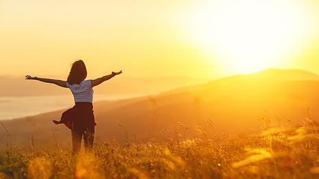 Seit Anbeginn der Zeit orientiert sich das menschliche wie auch tierische Leben auf unserem Planeten am Licht der Sonne und dem Lauf von Tag und Nacht. Kein Wunder also, dass die Sonne auch einen gro&szlig;en Einfluss auf den "Zirkadianen Rhythmus" hat: Leben wir im Einklang mit unserer inneren Uhr, f&uuml;hlen wir uns vitaler und ges&uuml;nder. Die Galerie zeigt, worauf es ankommt.
