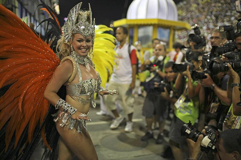 Nackte Haut, Samba und bunte Farben: Promis amüsieren sich in Rio. Mit dabei: Pamela Anderson, Gisele Bündchen, Fußball-Star Ronaldinho und Schauspieler Jude Law