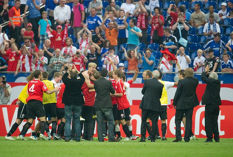 Die Mainzer feiern den 3:1 Sieg mit den mitgereisten Fans.