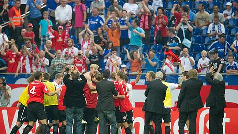 Die Mainzer feiern den 3:1 Sieg mit den mitgereisten Fans.