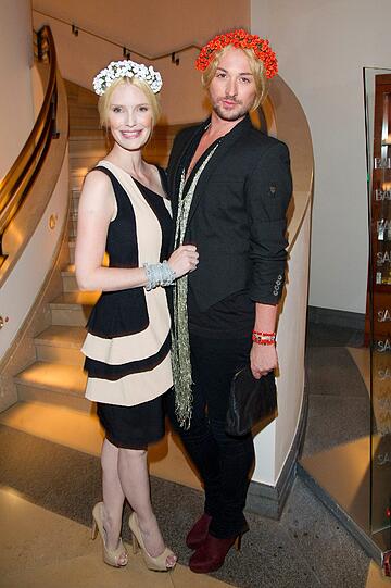 Bei seiner Modenschau am Mittwoch im The Charles Hotel zeigt der junge Münchner Designer Marcel Ostertag seine Kreationen - und präsentiert sie als Model gleich selbst. Prominente Gäste sind unter anderem Mirja Du Mont, Anika Scheibe, Lisa Martinek und Jutta Speidel.