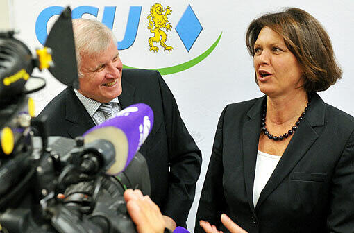 Ilse Aigner und Horst Seehofer am Samstagmittag bei einer Pressekonferenz in Ingolstadt.