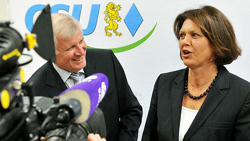 Ilse Aigner und Horst Seehofer am Samstagmittag bei einer Pressekonferenz in Ingolstadt. Ilse Aigner und Horst Seehofer am Samstagmittag bei einer Pressekonferenz in Ingolstadt.