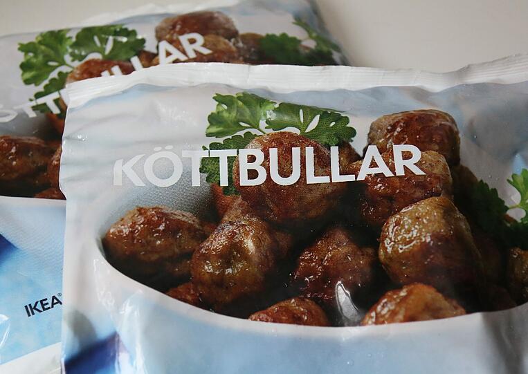 Eine Tüte mit tiefgefrorenen schwedischen "köttbullar" vom Möbelhaus Ikea, aufgenommen am 25.02.2013 in Berlin. Die Möbelkette Ikea hat auch in Deutschland den Verkauf ihrer populären Hackfleischklöße «köttbullar» gestoppt.
