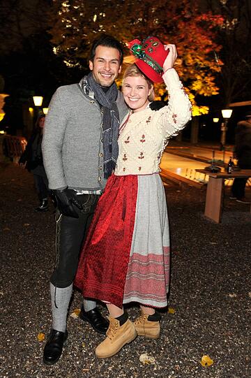 Florian Odendahl und Sandra Brockötter bei der 7. Angermaier Eisstock-WM in Tracht im Biergarten des Park Café München in München am 19.11.2013.