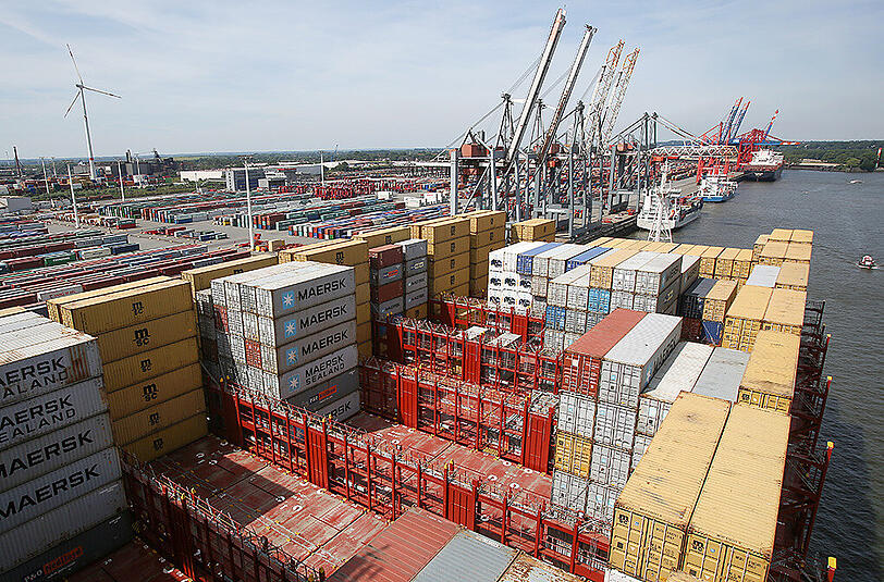 Zahlreiche Container sind auf der "MSC Zoe" in Hamburg zu sehen.