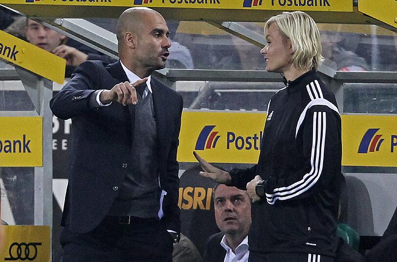 Bayern-Coach Pep Guardiola vergisst seine guten Manieren und geht die vierte Schiedsrichterin Bibiana Steinhaus an.