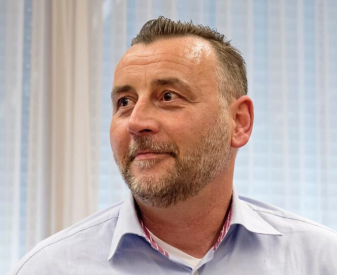 Pegida-Chef Lutz Bachmann wird vorgeworfen, Flüchtlinge in Facebook-Kommentaren im September 2014 herabgewürdigt und zum Hass gegen sie angestachelt zu haben.