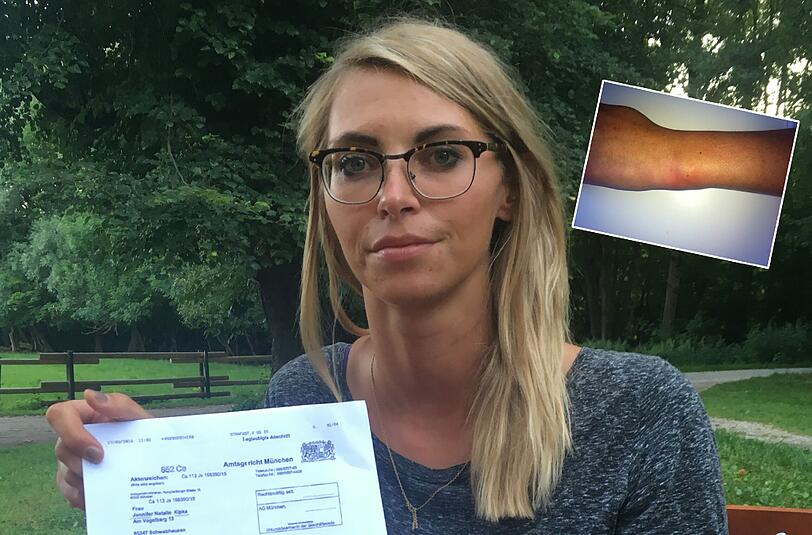 Jenny K. mit dem Strafbefehl über 2500 Euro, gegen den sie Einspruch einlegte. An ihrem Arm sind noch Spuren der Polizei-Handschellen zu sehen.