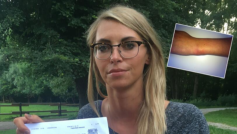 Jenny K. mit dem Strafbefehl über 2500 Euro, gegen den sie Einspruch einlegte. An ihrem Arm sind noch Spuren der Polizei-Handschellen zu sehen.