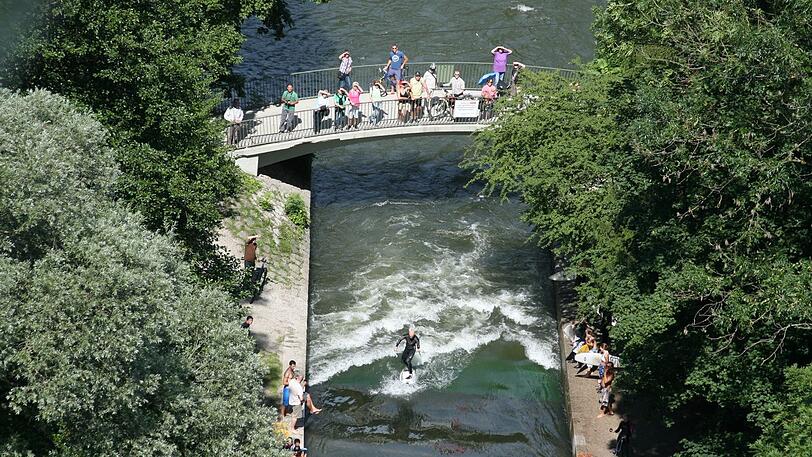 Die Welle an der Floßlände ist weniger gefährlich.