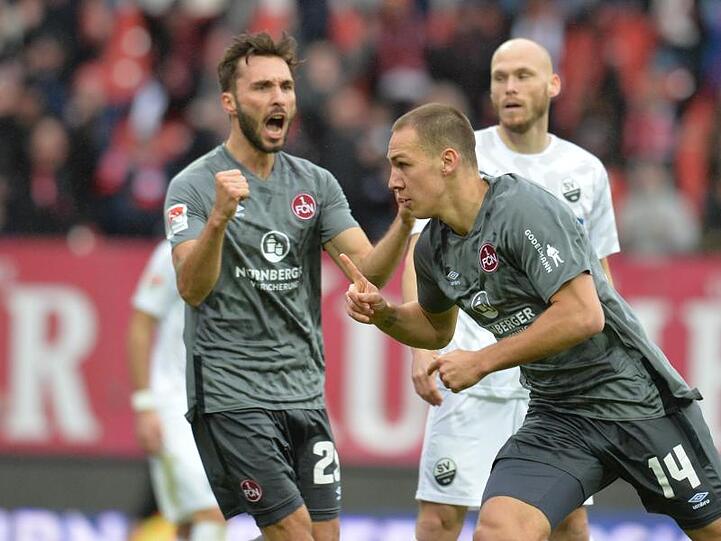 Fabian Schleusener (l) vom 1. FC Nürnberg jubelt. Foto: Timm Schamberger/dpa/Archivbild