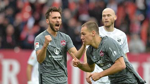 Fabian Schleusener (l) vom 1. FC Nürnberg jubelt. Foto: Timm Schamberger/dpa/Archivbild