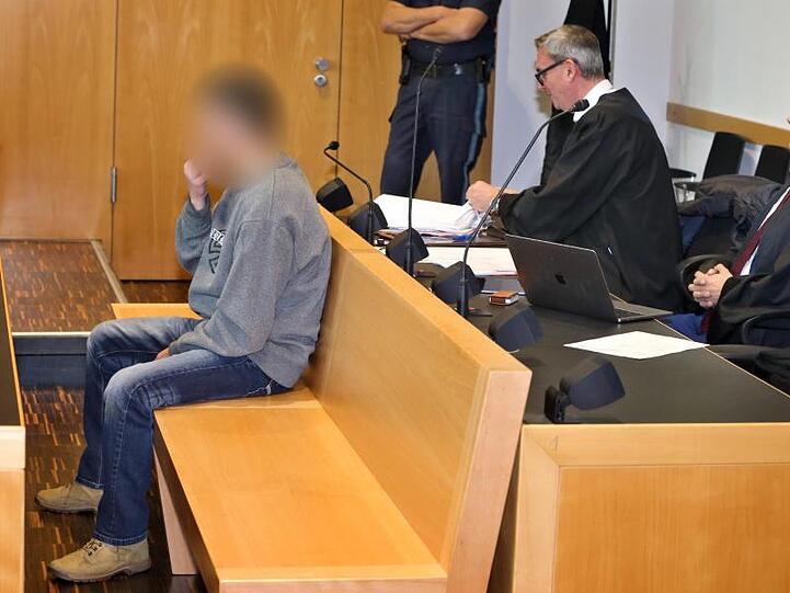 Der 50-jährige Angeklagte im Augsburger Landgericht.
