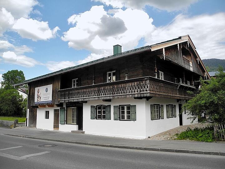Von außen wirkt dieses alte Häusel in Kochel am See gar nicht so spannend, doch drinnen sind fleißige Schuster über 350 Jahre ihrem Handwerk nachgegangen - die Werkstatt war bis zuletzt noch erhalten, so der Bezirk. Ein Heimatverein hat sich der Sanierung angenommen und möchte das Handwerkerhaus als Bürgertreff mit neuem Leben füllen.
