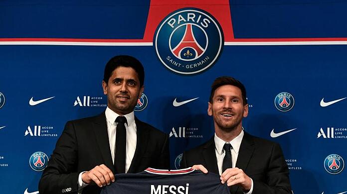 PSG-Boss Nasser Al-Khelaifi (l) lotste Lionel Messi nach Paris.