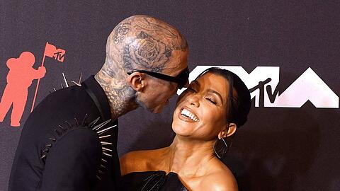 Travis Barker und Kourtney Kardashian sind nun auch offiziell Mann und Frau.