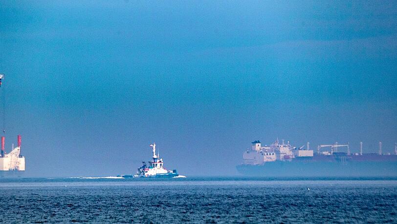 Die Offshore-Arbeitsplattform "JB119" und der LNG Tanker in der Ostsee vor dem Ostseebad Sellin.