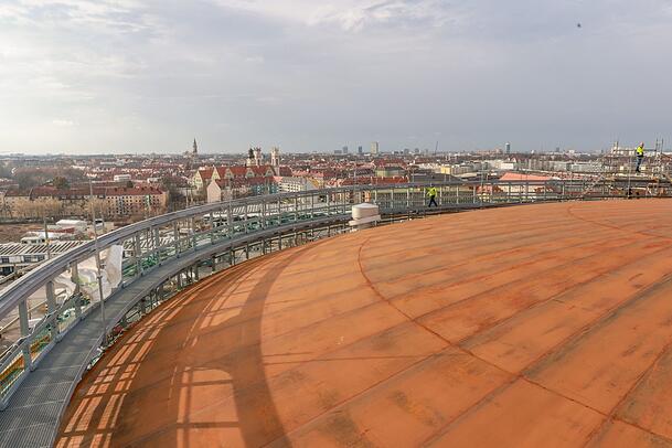 Die Aussicht vom riesigen gewölbten Dach des neuen Wärmespeichers auf München ist phänomenal. Gerade wird der Metallzylinder mit Fernwärmewasser befüllt.