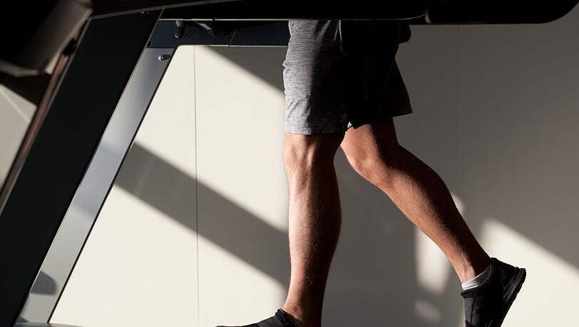 Ob es ein Fitnessger&auml;t zu Hause gibt, ist auch eine Frage des Geldes. (Symbolbild)