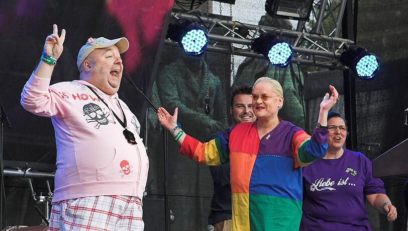 2011: Dirk Bach und Hella von Sinnen bei der Verleihung der Kölner Lesben- und Schwulentrophäe. 2011: Dirk Bach und Hella von Sinnen bei der Verleihung der Kölner Lesben- und Schwulentrophäe.