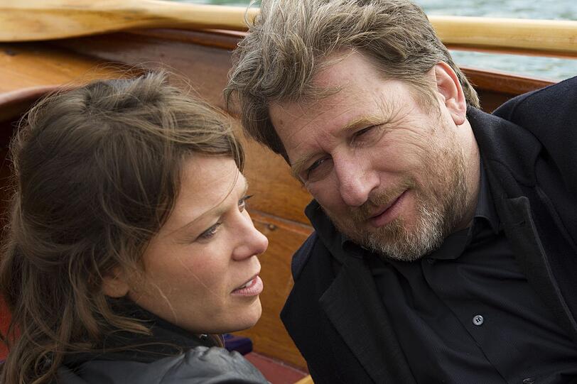 Kommissar Hattinger (Michael Fitz) und Sarah Beck (Jessica Schwarz) genießen schöne Stunden am Chiemsee. Doch wer ist Sarah wirklich? Kommissar Hattinger (Michael Fitz) und Sarah Beck (Jessica Schwarz) genießen schöne Stunden am Chiemsee. Doch wer ist Sarah wirklich?