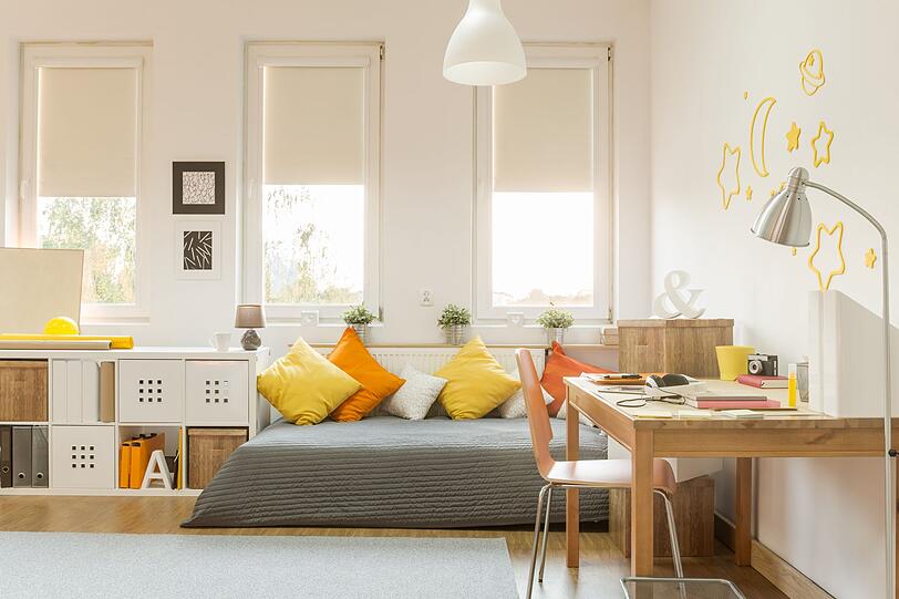 Dieser Hack kommt nicht aus der Mode: Mit wenigen Handgriffen können Sie jedes Bett in ein Sofa verwandeln. Verstauen Sie das Bettzeug am Tag in einer Kiste oder einem Schub unter dem Bett, werfen Sie eine Tagesdecke über die nächtliche Ruhestätte und platzieren Sie dazu passende Kissen als Rückenlehne an der Wandseite des Bettes - fertig ist ein Ort, der am Tag zum Lesen oder Ausruhen einlädt. Dieser Hack kommt nicht aus der Mode: Mit wenigen Handgriffen können Sie jedes Bett in ein Sofa verwandeln. Verstauen Sie das Bettzeug am Tag in einer Kiste oder einem Schub unter dem Bett, werfen Sie eine Tagesdecke über die nächtliche Ruhestätte und platzieren Sie dazu passende Kissen als Rückenlehne an der Wandseite des Bettes - fertig ist ein Ort, der am Tag zum Lesen oder Ausruhen einlädt.