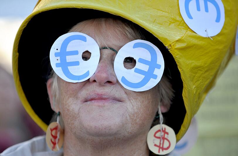 Demonstranten stehen mit Plakaten am Stachus in München (Vorbild der Demonstrationen ist die amerikanische Protestbewegung «Occupy Wall Street» («Besetzt die Wall Street»), die sich gegen das Finanzsystem und große Teile der Bankenwelt wendet.