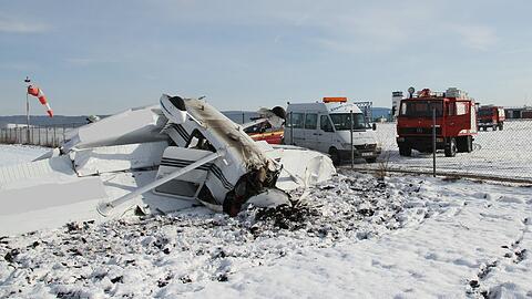 Die drei Passagiere konnte noch von selbst aus dem total demolierten Flugzeug klettern.