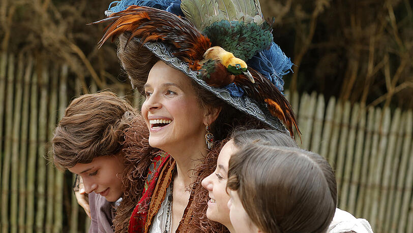 Die exzentrische Tante (Juliette Binoche) stattet ihrer Familie wie in jedem Jahr einen Besuch an der Küste ab. Die exzentrische Tante (Juliette Binoche) stattet ihrer Familie wie in jedem Jahr einen Besuch an der Küste ab.