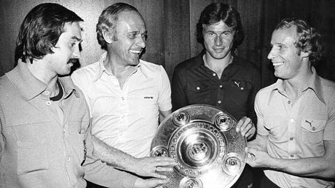 21. Mai 1971: Mönchengladbachs Trainer Udo Lattek (2.v.l.) sowie seine Spieler Uli Stielike (l), Jupp Heynckes (2.v.r.) und Berti Vogts (r) posieren in einem Münchner Hotel mit der Meisterschale.
