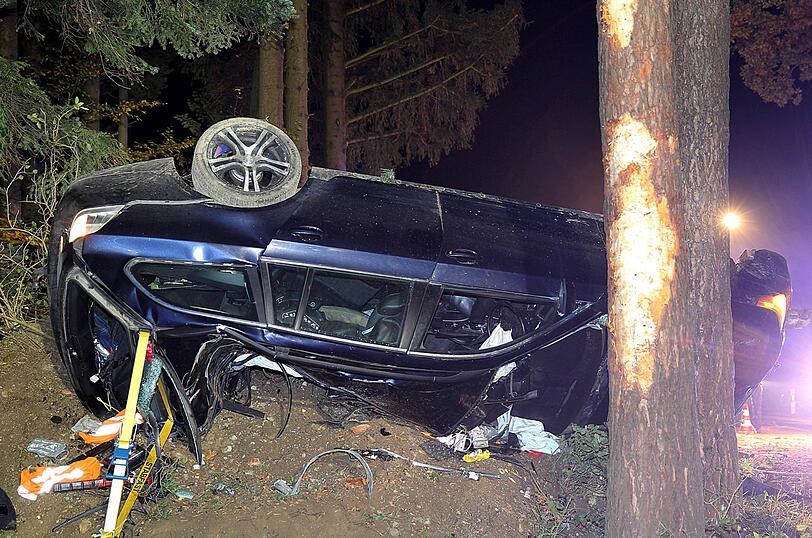 Zu schnell und dann auch noch Alkohol um Blut: Ein 25-Jähriger verursacht einen schweren Verkehrsunfall.