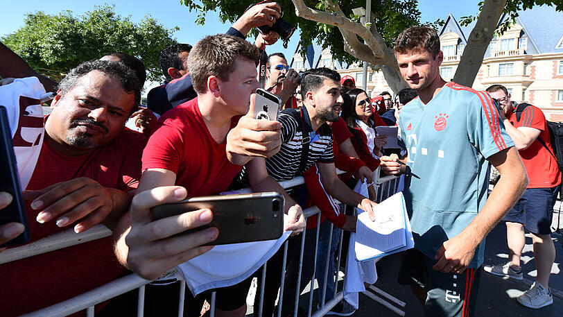 Thomas Müller gibt den Bayern-Fans am Rande des Trainings in Doha fleißig Autogramme und steht für Selfies zur Verfügung.
