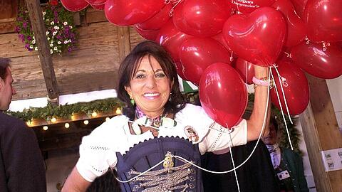 Die Königin der Wiesn: Regine Sixt hat Jahr für Jahr auf dem Oktoberfest mit Regines Damen-Wiesn für den gesellschaftlichen Höhepunkt gesorgt. 1200 Frauen haben 2019 mitgeschunkelt.