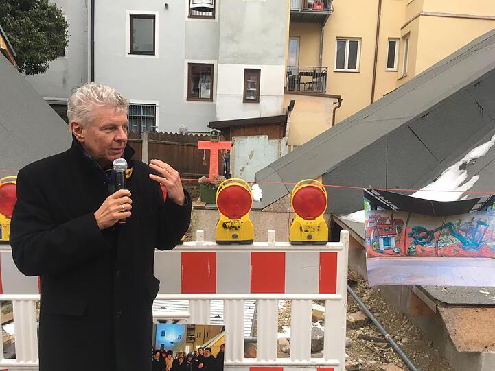 Oberbürgermeister Dieter Reiter steht im Januar vor der Ruine des Uhrmacherhäusl in Giesing.