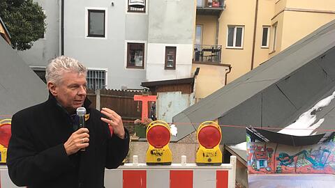 Oberbürgermeister Dieter Reiter steht im Januar vor der Ruine des Uhrmacherhäusl in Giesing.