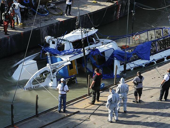 Ein 200 Tonnen schwerer Hubkapazitätskran in der Nähe der Margaretenbrücke auf der Donau hebt das gesunkene Schiffswrack auf.