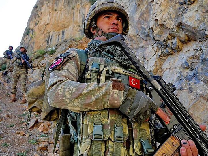 Soldaten der türkischen Armee bei einer Patrouille im Südosten der Türkei.