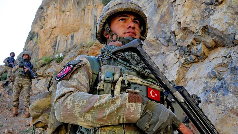 Soldaten der türkischen Armee bei einer Patrouille im Südosten der Türkei. Soldaten der türkischen Armee bei einer Patrouille im Südosten der Türkei.